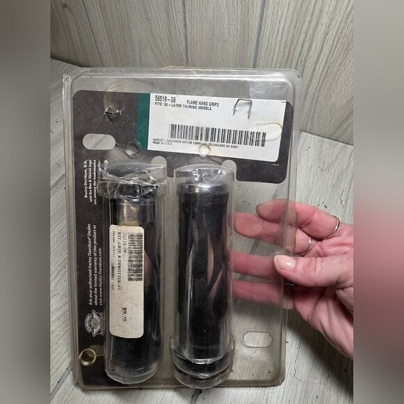 Harley Davidson Flame Hand Grips 2008-Later Touring Models 56518-08 Chrome/Black - Picture 2 of 11